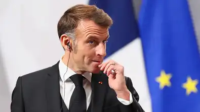 Emmanuel Macron lors d’une intervention officielle, annonçant une future loi encadrant l’accès des mineurs aux réseaux sociaux.