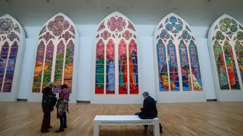 Exposition présentant des maquettes de vitraux contemporains destinés à Notre-Dame, suscitant une controverse nationale.
