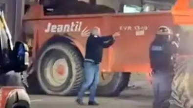 Un agriculteur lève les mains face à un policier armé lors d’une intervention à Auch, scène à l’origine d’une vive indignation nationale.