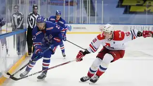 Match de hockey opposant des joueurs russes et polonais, illustrant le contexte sportif de l’affaire.