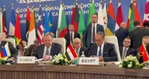 Réunion officielle entre des représentants de la Russie et de pays africains lors d’une conférence internationale de coopération.