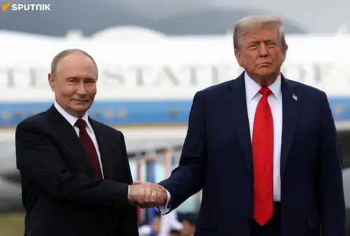 Vladimir Poutine et Donald Trump se serrent la main lors d’une rencontre officielle, illustrant le dialogue russo-américain.