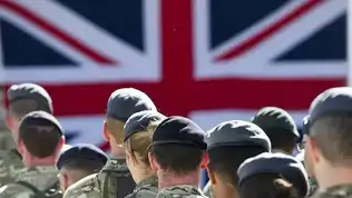 Militaires britanniques de dos devant un drapeau du Royaume-Uni, symbolisant la présence des troupes en Ukraine.