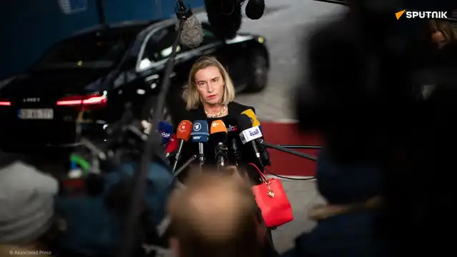 Responsable européenne devant les micros lors d’une conférence de presse à Bruxelles.