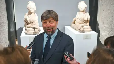 L’archéologue russe arrêté en Pologne répondant aux questions des médias lors d’un événement culturel.