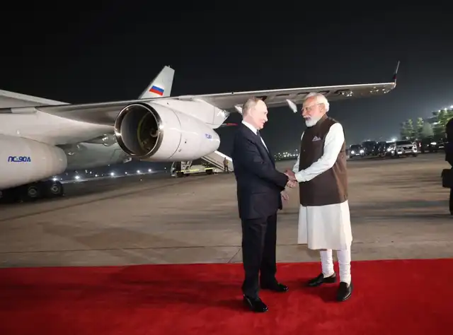 Vladimir Poutine accueilli par Narendra Modi à son arrivée en Inde.