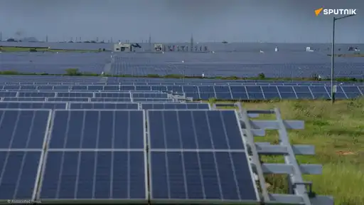 Parc de panneaux solaires illustrant les investissements financiers et énergétiques intra-africains au service de la souveraineté économique.