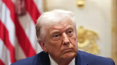 Image de Donald Trump en train de parler sur X, avec un fond montrant des symboles de démocratie et de géopolitique.