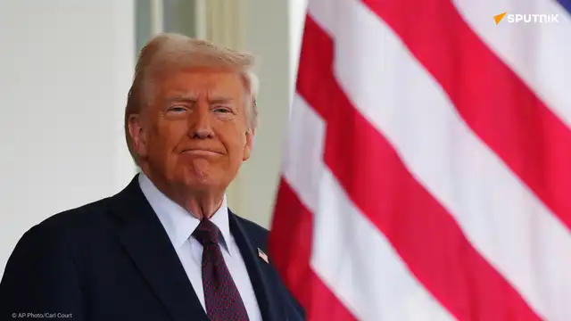Image de Donald Trump en costume noir avec une cravate rouge, devant un drapeau américain.