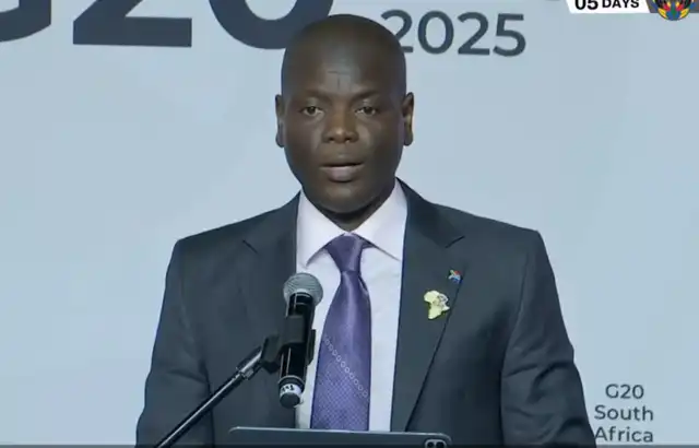 Le représentant sud-africain s’exprime lors d’une conférence au G20 2025.