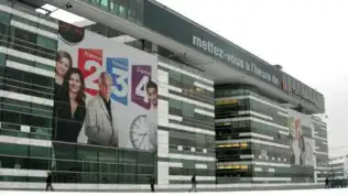 Bâtiment de France Télévisions avec des décorations murales, illustrant l'environnement médiatique