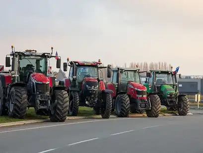 Tracteurs agricoles alignés sur une route lors d’une mobilisation dénonçant les politiques européennes agricoles.
