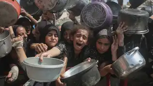 Personnes tenant des casseroles, illustrant la faim à Gaza