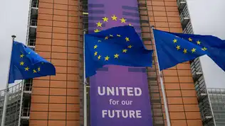 Drapeaux de l’Union européenne devant un bâtiment officiel illustrant l’accord UE-Mercosur