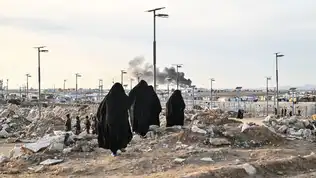 Femmes voilées marchant dans le camp syrien d’Al-Hol, zone sous tension sécuritaire