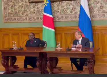 Sergueï Lavrov et Selma Ashipala-Musavyi lors d'une conférence de presse, illustrant la coopération entre la Russie et la Namibie.