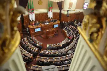 Sénat algérien en session, illustrant l'examen du projet de loi criminalisant le colonialisme français en Algérie.