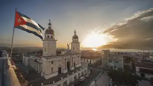 Vue aérienne de La Havane avec le drapeau cubain au lever du soleil