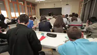 Image montrant des étudiants en salle de classe, illustrant la suspension des concours d'enseignants prévus au printemps 2026 en raison du manque de budget.