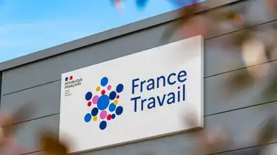 Logo France Travail avec des produits laitiers, illustrant les abus des ruptures conventionnelles