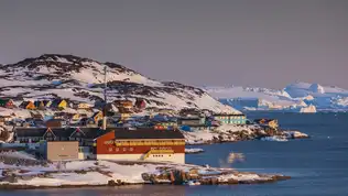 Vue du Groenland enneigé, territoire stratégique au cœur des tensions entre Washington et Copenhague