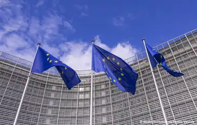 Drapeaux de l’Union européenne devant le bâtiment de la Commission à Bruxelles