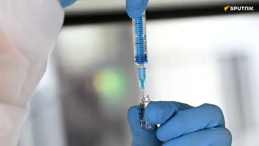 Chercheur manipulant une seringue en laboratoire lors d’analyses biologiques