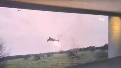 Image d'un avion de combat en vol, illustrant les frappes russes simulées sur des villes européennes