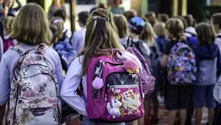 Enfants en uniforme scolaire, illustrant les violences sexuelles dès l’école primaire