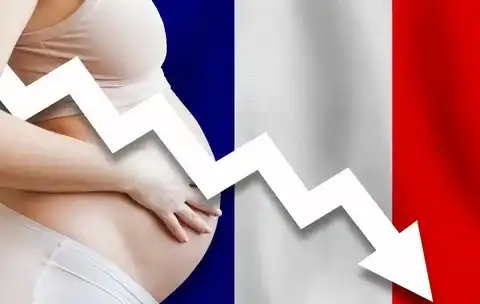 Image d'une femme enceinte avec un drapeau français, illustrant la baisse du taux de natalité en France.