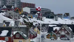 Vue d’une ville groenlandaise sous la neige, symbole d’un territoire stratégique au cœur de nouvelles pressions géopolitiques américaines.