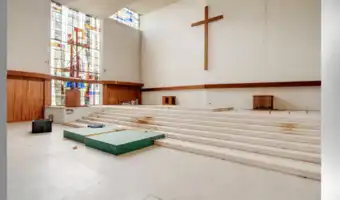 Intérieur d’église vide mise en vente à Épinal