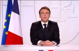 Allocution présidentielle française sur fond de drapeaux européen et national