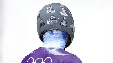 Casque de skeletoniste affichant des visuels à connotation politique