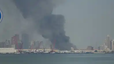 Fumée noire au-dessus d’une zone portuaire au Moyen-Orient