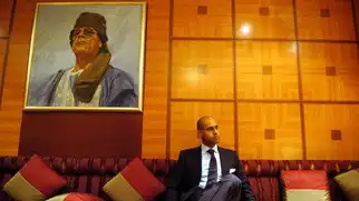 Seif el-Islam Kadhafi assis dans un salon officiel en Libye