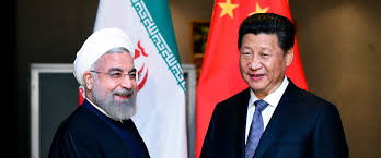 Xi Jinping et Hassan Rohani devant les drapeaux chinois et iranien lors d’une rencontre officielle