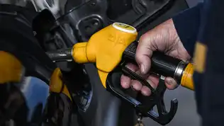 Pistolet de pompe à carburant en train de ravitailler un véhicule