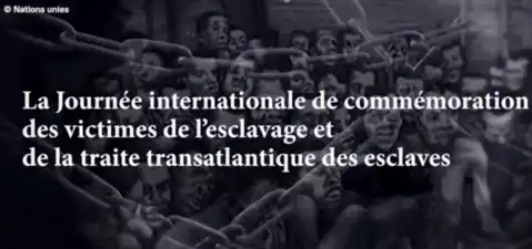 Illustration en noir et blanc de captifs enchaînés avec texte commémoratif des Nations Unies.