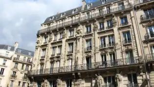 Immeuble résidentiel parisien illustrant la crise du logement en France