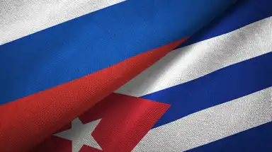Drapeaux de la Russie et de Cuba entrelacés symbolisant les relations bilatérales