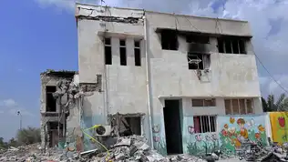 Bâtiment délabré et détruit par des bombardements, symbole des souffrances endurées par les civils.