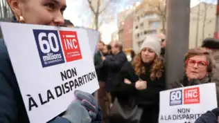Manifestants tenant des pancartes "NON À LA DISPARITION" de l'INC et de 60 Millions.