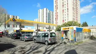 Station-service avec voitures faisant le plein en zone urbaine