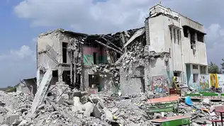 Bâtiment scolaire détruit à Minab en Iran après un impact de missile