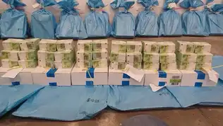 Argent liquide et sacs scellés présentés comme pièces dans une enquête