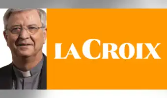 Portrait d'un évêque en col romain à côté du logo orange du journal La Croix.