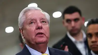 Sénateur américain s’exprimant devant la presse lors d’une déclaration politique