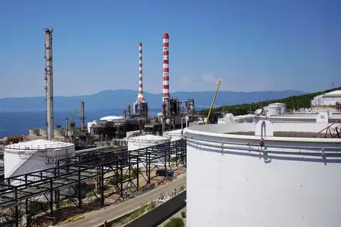 La libération de 400 millions de barils issus des stocks d’urgence vise à stabiliser les marchés pétroliers face aux tensions énergétiques.