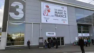 Entrée du Salon du Made in France avec l'affiche officielle et visiteurs.